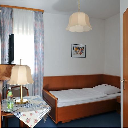 Hotel Gruener Baum Pommersfelden Exterior foto