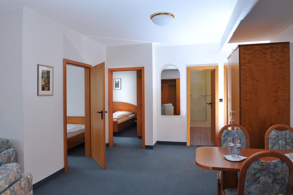 Hotel Gruener Baum Pommersfelden Exterior foto